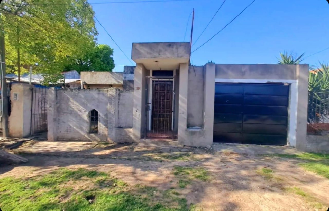 Casa 4 ambientes  en venta c/ cochera en Grand Bourg