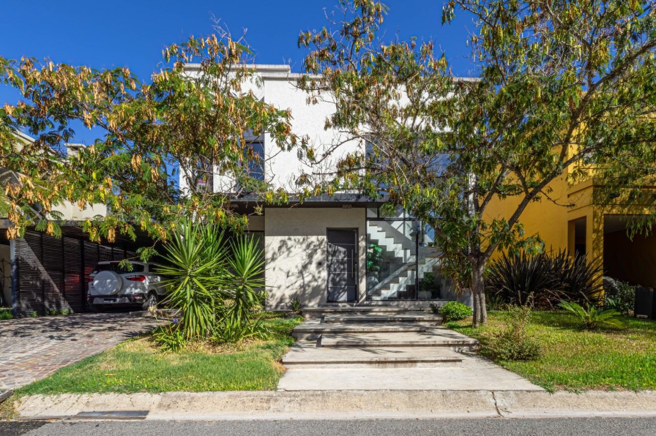 Casa en venta c/ cochera en Las Orquídeas