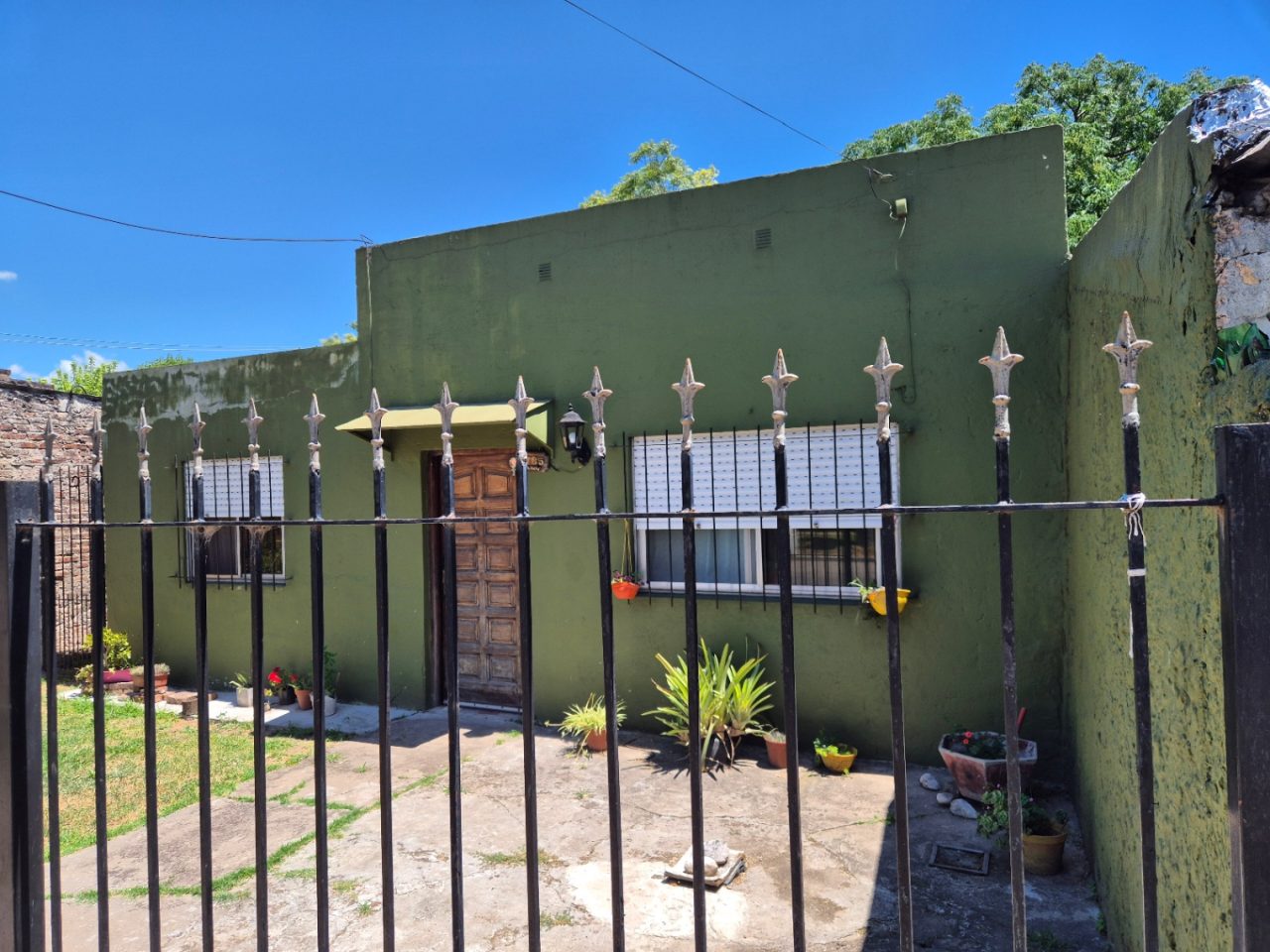 Casa en venta con cochera en Grand Bourg
